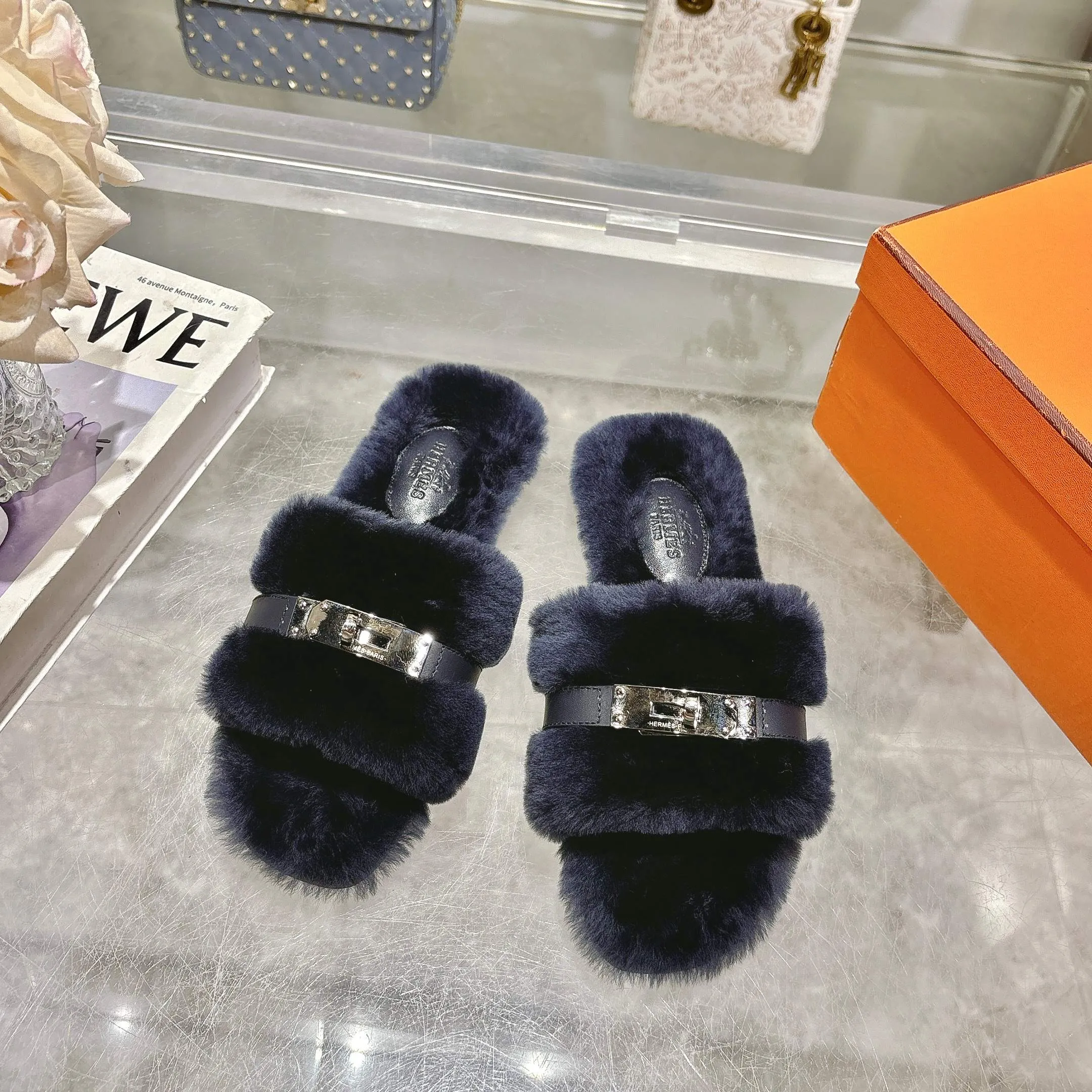 👟👟Ex-factory price 500👟👟 Purchasing agent level Hermes Hermès second uncle hair slippers are in stock all year round. 2025 new and new colors official website, Xiaohongshu synchronizes the latest color matching Hermès hot models are hot online, upgraded workmanship, high quality! Fashionable small wool H-trailers, autumn and winter style flat-soled wool mop, can be customized without standard, non-refundable and non-exchangeable. Fabric: Imported lamb's roll real wool. Lining: Imported lamb's roll real wool. Outsole: Genuine leather outsole. Size: 35-43, [Note: 41, 42, 43 customized]
